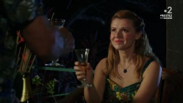 The necklace pendant onyx worn by Gilly White (Sian Gibson) in Murder in paradise (S07E03)