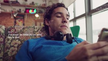 El suéter azul de Simon (Adam Bessa) en Lonely Loves (S01E05)