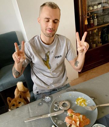 Le t-shirt Yoko en gris de Squeezie sur son compte Instagram @xsqueezie