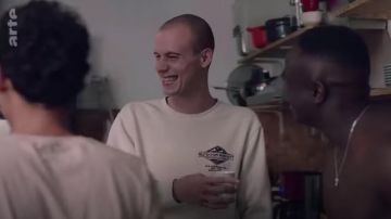 Johnny's (Mathieu Perotto) Sudadera outdoor Society en solitarioS Amours (S01E07)