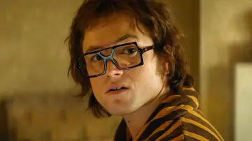 Gafas marrones de montura cuadrada usadas por Elton John (Taron Egerton) en Rocketman