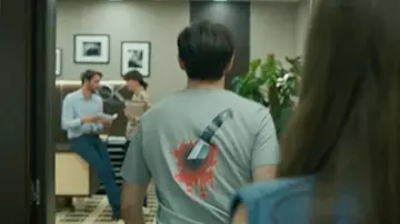 The t-shirt "knife in the back" Hervé André-Jezak (Nicolas Maury) in Ten Percent (Season 2)