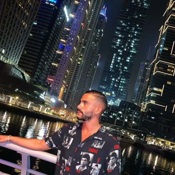 La camisa estampada negra de Scarface usada por Ambre Nuit en la cuenta de Instagram de @ambre.nuit