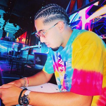 The Nike t-shirt Vibe Tie-Dye Lazer on the account Instagram of @lazer_2mz