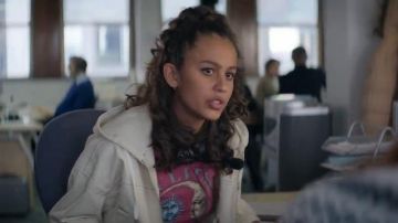 Rose le Soleil & la Lune, Impression de T-Shirt porté par Jen (Robyn Cara) en Essayant de la Saison 1 Épisode 1