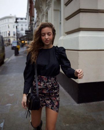 The skirt roster black Ba&Sh Carla Ginola on his account Instagram @carla_ginola