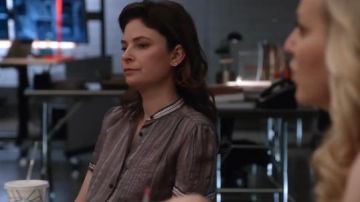 Austin Stripe Chemise en Soie porté par Taylor Rentzel (MacKenzie Meehan), dans Bull, Saison 4, Épisode 20