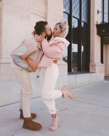 Ugg Clas­sic Mi­ni Boot worn by Jordan on the Instagram account @joandkemp