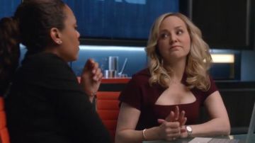 Vestido de crepé de lana borgoñona usado por Marissa Morgan (Geneva Carr) en Bull Temporada 4 Episodio 20