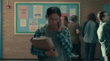 La chemise à carreaux bleue de Ellie Chu (Leah Lewis) dans Si tu savais...