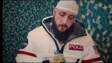 La veste zippée Ralph Lauren portée par Caballero dans le clip L'Amérique de Caballero & JeanJass 