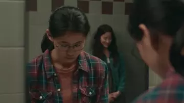 La chemise à carreaux bleu et rouge de Ellie Chu (Leah Lewis) dans Si tu savais...