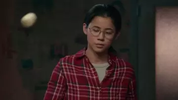 La chemise à carreaux rouges et rayures noires, bleues et blanches de Ellie Chu (Leah Lewis) dans Si tu savais...