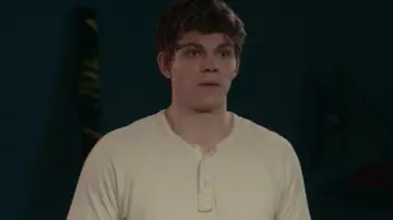 Polo white long sleeved Paul Munsky (Daniel Diemer) in If you only knew...