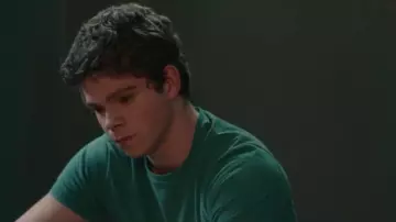 The green t-shirt with short sleeves Paul Munsky (Daniel Diemer) in If you only knew...