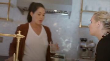 V Neck Pocket Tee usado por Brie Bella en Total Bellas Temporada 5 Episodio 5