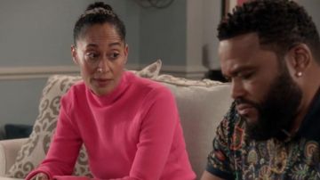 Rose Pull à col Roulé porté par arc-en-ciel Johnson (Tracee Ellis Ross), en black-ish Saison 6 Épisode 23