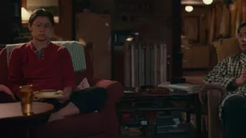 Le polo rouge à manches longues de Ellie Chu (Leah Lewis) dans Si tu savais...