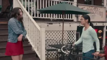 Le pull vert menthe clair de Ellie Chu (Leah Lewis) dans Si tu savais...