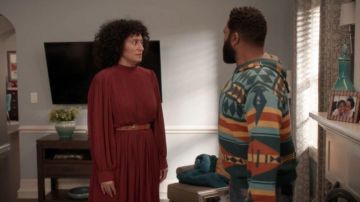Bourgogne Plissée Col Haut Robe portée par arc-en-ciel Johnson (Tracee Ellis Ross), en black-ish Saison 6 Épisode 23