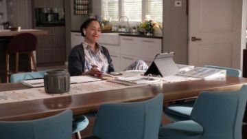 Blanc Écouteurs utilisés par arc-en-ciel Johnson (Tracee Ellis Ross), en black-ish Saison 6 Épisode 23