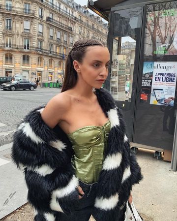 El corsé verde satinado de Carla Ginola en su cuenta de Instagram @carla_ginola
