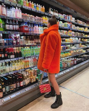 El abrigo de piel sintética naranja que lució Carla Ginola en su cuenta de Instagram @carla_ginola