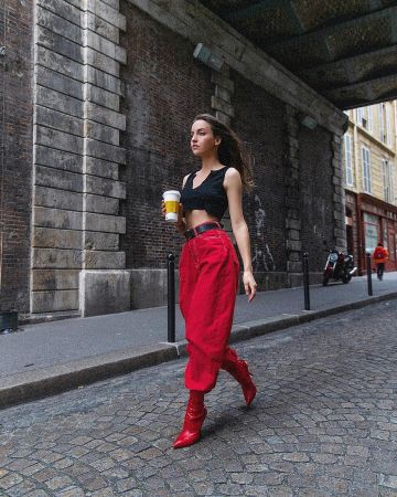 El cuello en V Crop Top Noir de Carla Ginola en su cuenta de Instagram @carla_ginola