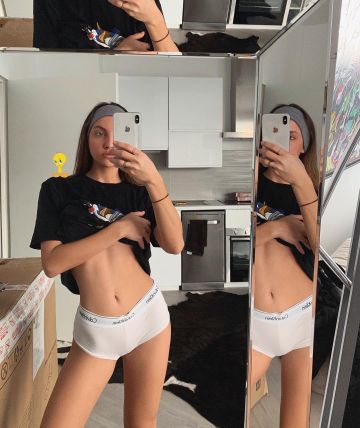 La camiseta Oversize Black Looney Tunes Print de Carla Ginola en su cuenta de Instagram @carla_ginola