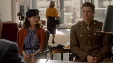 Le gilet rouille de Henrietta (Maude Apatow) dans Hollywood (S01E01)