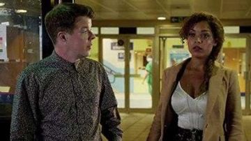 Camisa floral gris oscuro de Jonno (Stephen Wight) en Lovesick (S01E04)