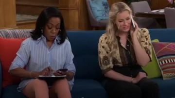 Sahari Imprimé Shirt porté par Gemma (Beth Behrs) dans Le Voisinage de la Saison 2 Épisode 22