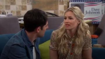 Hip­py Flo­ral Print Blouse worn by Gemma (Beth Behrs) in The Neighborhood Season 2 Episode 22