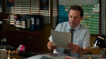 The light blue shirt worn by the Inspector-in-chief Jack Mooney (Ardal O'hanlon) in Murder in paradise (S07E03)