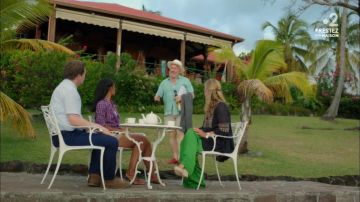 Loafers red worn by Larry South (Simon Callow) in Murder in paradise (S07E03)