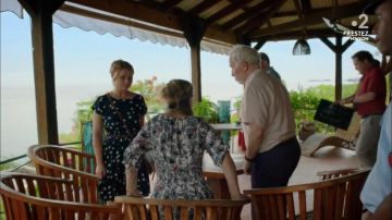 The black dress with white polka dots worn by Gilly White (Sian Gibson) in Murder in paradise (S07E03)