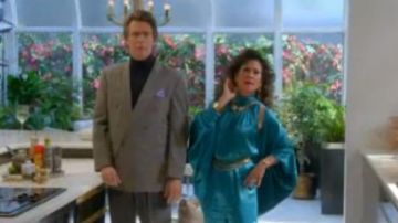 Bleu robe de satin porté par Simone Grove (Lucy Liu) comme on le voit dans Pourquoi les Femmes Tuent (S01E04)