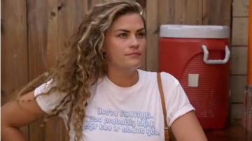 Solvang Unisexe Tee porté par la Bretagne Cartwright dans Vanderpump Règles Saison 8 Épisode 18