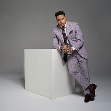 Pantalones de ventana de lavanda usados por Rotimi en su cuenta de Instagram @rotimi
