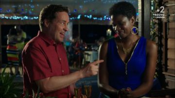 The top blue zippered Darlene Curtis (Ginny Holder) in Murder in paradise (S07E03)