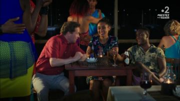 The gray pants of DI Jack Mooney (Ardal O'hanlon) in Murder in paradise (S07E03)