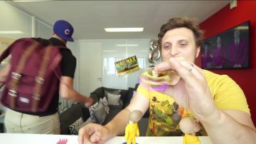 Le sac à dos Herschel bordeaux de Raphaël Carlier aka Carlito dans la vidéo YouTube FINISSONS-EN AVEC LE HAND SPINNER