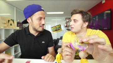 Le polo Lacoste noir porté par Raphaël Carlier aka Carlito dans la vidéo YouTube FINISSONS-EN AVEC LE HAND SPINNER