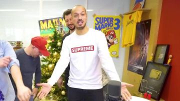 Le t-shirt à manches longues Supreme de Raphaël Carlier aka Carlito dans la vidéo YouTube CONCOURS D'ANECDOTES #3 vs MR.POULPE & DAVY