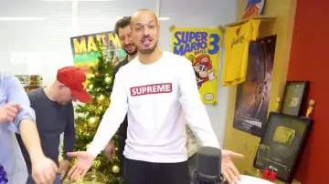 The t-shirt, long-sleeved, Supreme Raphaël Carlier aka Carlito in the YouTube video CONTEST STORIES #3 vs. MR.OCTOPUS & DAVY