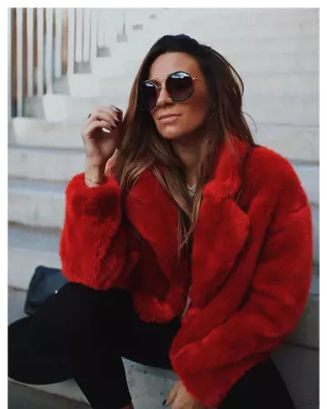 The jacket Effect Faux Fur in Red by Cindy on his account Instagram @boho_addict