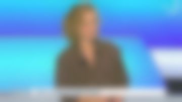 La chemise souple effet peau de pêche kaki, Col asymétrique de Caroline Roux dans C dans l'air le 07.05.2020