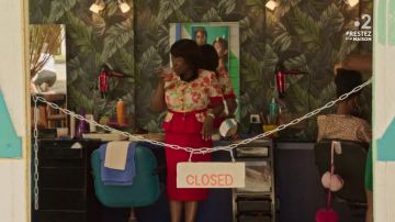 The pencil skirt in red worn by Georgine Perault (Ellen Thomas) in Murder in paradise (S09E07)