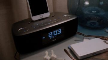 IHome IDL44 iPhone/iPad Lightning Dock Station used by Abby (Amy Poehler) in Wine Country