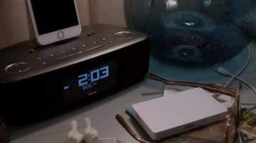 Mophie Power Station used by Abby (Amy Poehler) in Wine Country